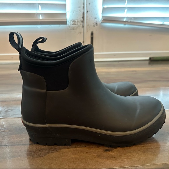 chooka Shoes - Chooka Waterproof Chelsea Rain Boots Black Rubber Lug Sole Women’s Sz 6